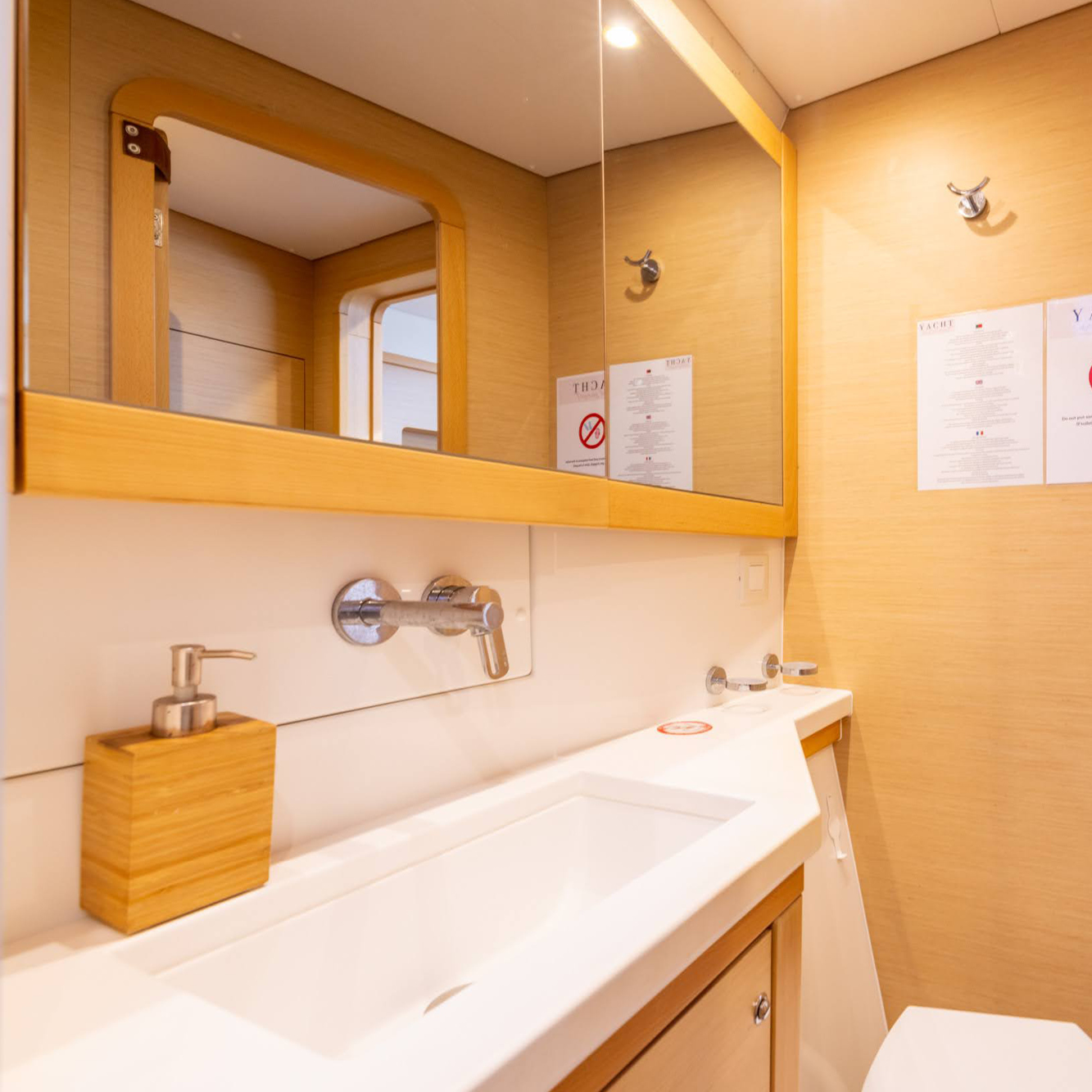 Carrousel Interieur Lagoon 640 x 6403