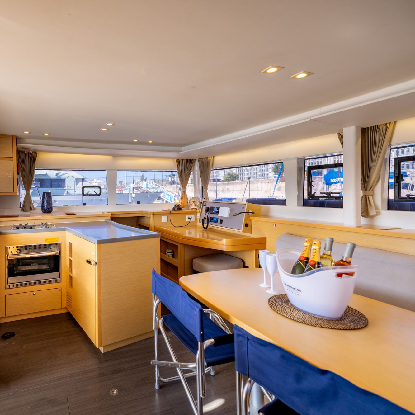 Carrousel Interieur Lagoon 640 x 6404